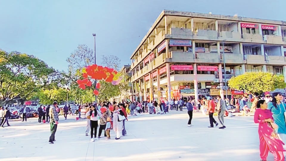 Plaza has two colors: one is dazzling, the administration forgot to take care of the other
