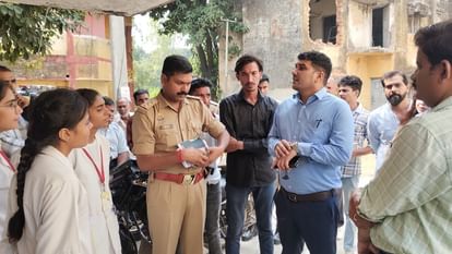 Bijnor: When eight girl students were stopped from taking the exam, the entire class left the exam