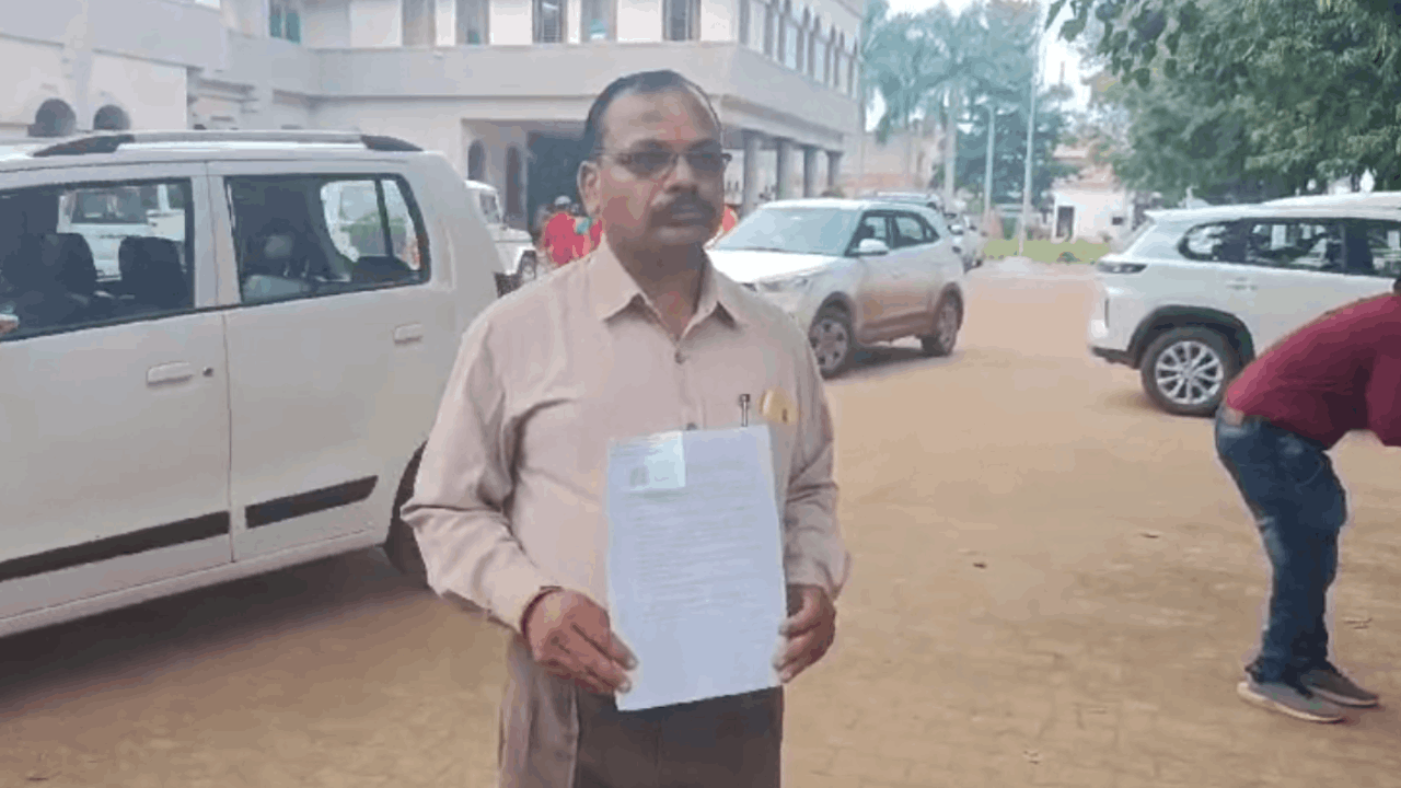 शिक्षक सस्पेंड