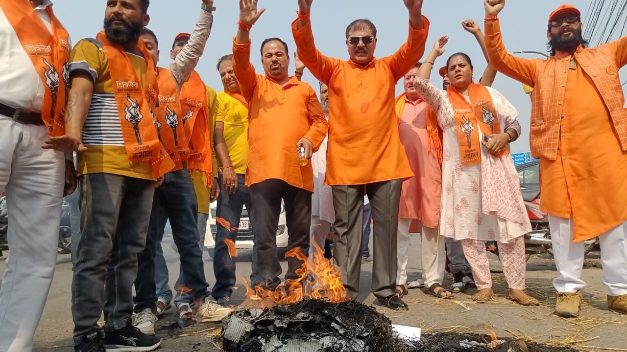 Fire against terrorism: Effigies of Pakistan and TRF burnt, Shiv Sena demands surgical strike