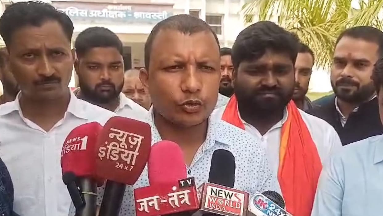 Shravasti: SO Ikauna accused of indecency with the President of Savarna Army, reached ASP office with supporte