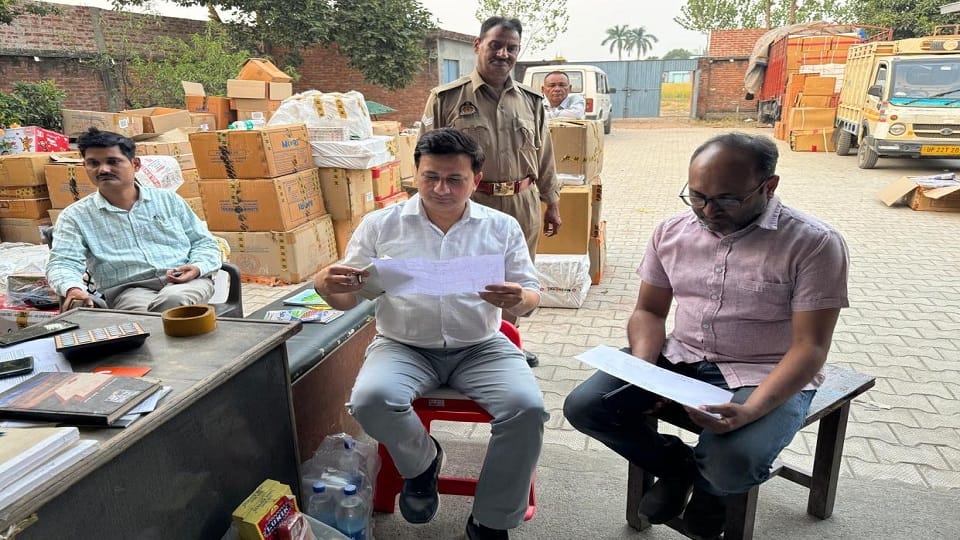 Raid on hideouts of firecracker traders, Tax evasion worth crores caught, action Rampur-Amroha and Bijnor