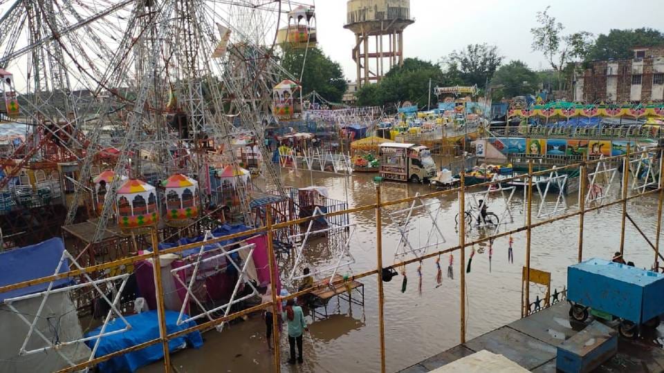 Due to heavy rains accompanied by storm in Bharatpur huge swings collapsed suffered losses worth lakhs