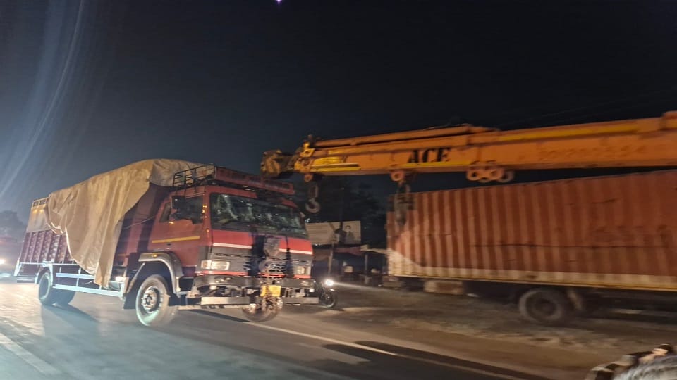 Meerut: Ruckus on highway after meat was found, two youths beaten in front of police, police jeep chased