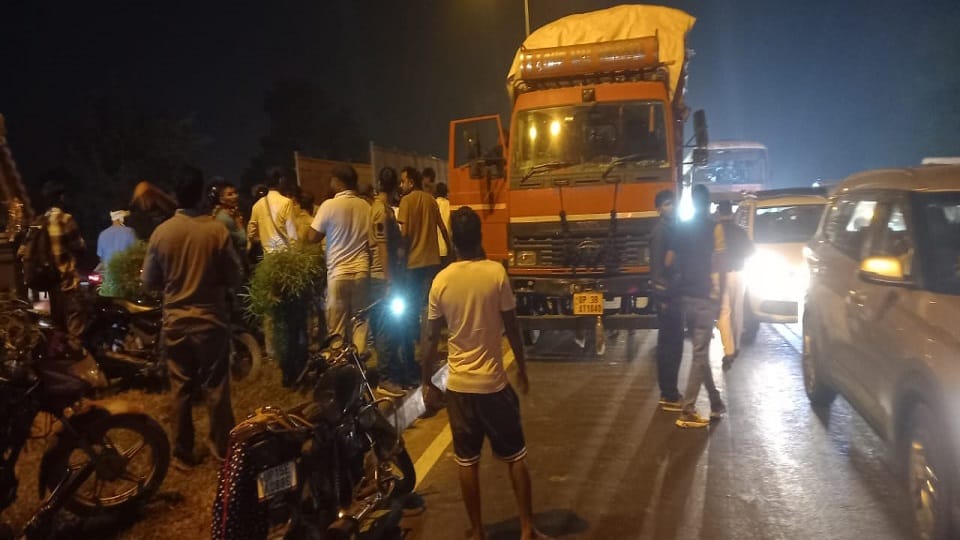 Meerut: Ruckus on highway after meat was found, two youths beaten in front of police, police jeep chased