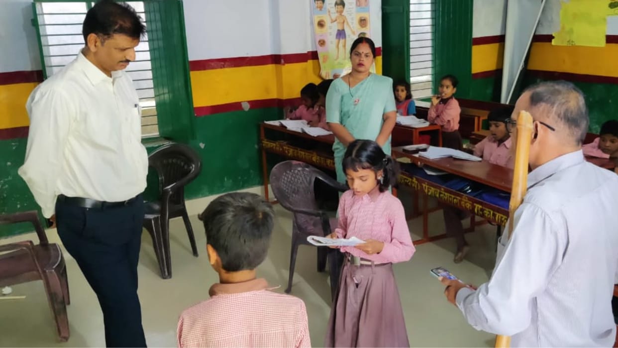District Magistrate inspected the primary school by surprise to know the condition of education expressed sat