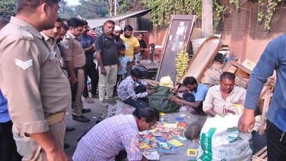 Meerut: Religious books were being sold on the road, Mahamandaleshwar expressed protest, police took action