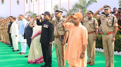 Chief Minister Yogi paid tribute to two martyred policemen, honored their families.