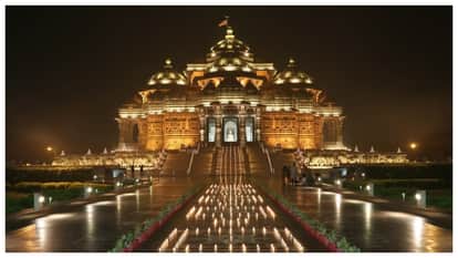 Uncle lures young man to Akshardham for the first time with sweet talk steals goods worth Rs 1.8 lakh