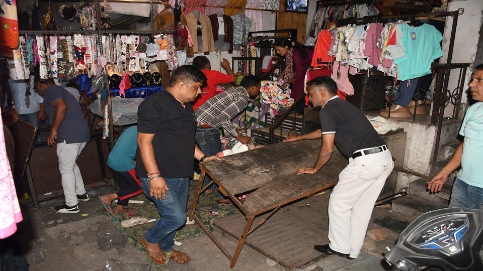 Cart vendors disappeared from the market during the removal of encroachment campaign in haldwani