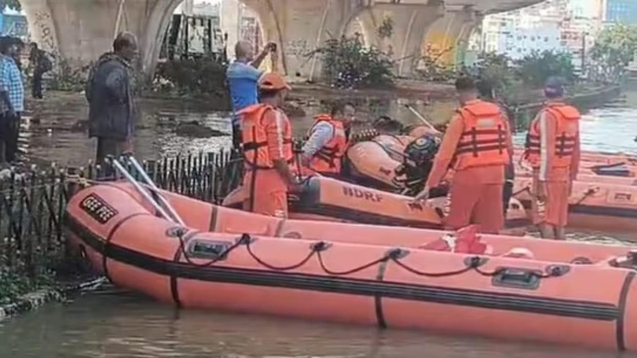 bengaluru heavy rain floods like condition boats out on street people anger on social media