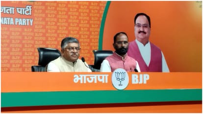 भाजपा नेता रविशंकर प्रसाद और संजय मयूख प्रेस कांफ्रेंस करते हुए। 