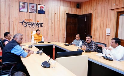 बैठक करते सीएम धामी