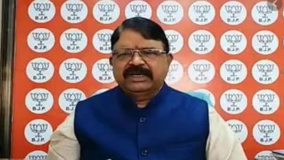 Senior BJP leader Sachchidanand slapped by elder brother in middle of road Raipur
