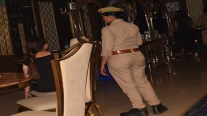 Meerut: Girls from Delhi-Mumbai were running a casino, were dancing semi-nude, 21 including six girls arrested