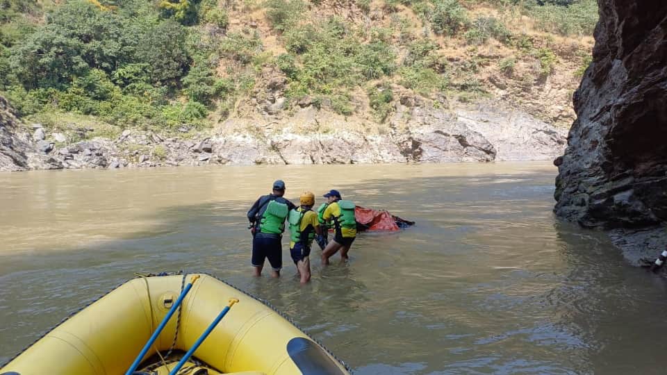 Badrinath Highway Accident Couple Dead Body Found in truck Cabin after 31 hours Rescue operation in devprayag