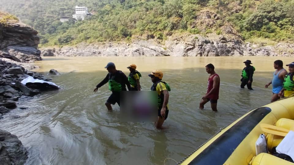 Badrinath Highway Accident Couple Dead Body Found in truck Cabin after 31 hours Rescue operation in devprayag