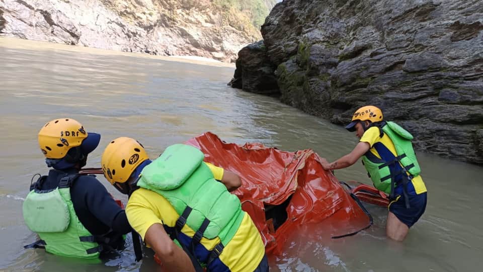 Badrinath Highway Accident Couple Dead Body Found in truck Cabin after 31 hours Rescue operation in devprayag