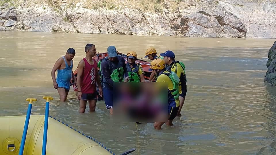 Badrinath Highway Accident Couple Dead Body Found in truck Cabin after 31 hours Rescue operation in devprayag