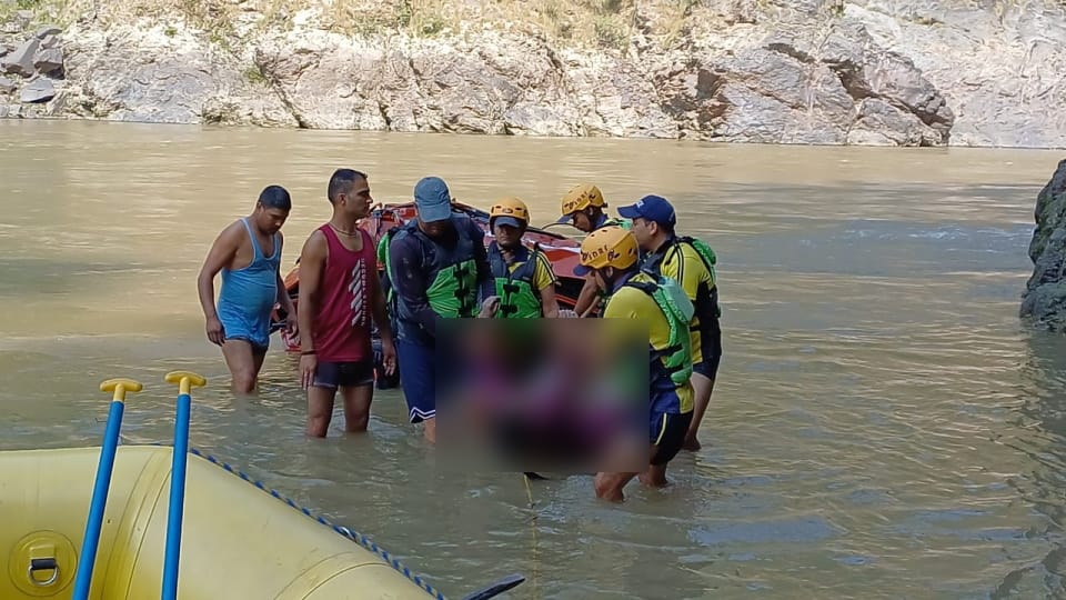 Badrinath Highway Accident Couple Dead Body Found in truck Cabin after 31 hours Rescue operation in devprayag