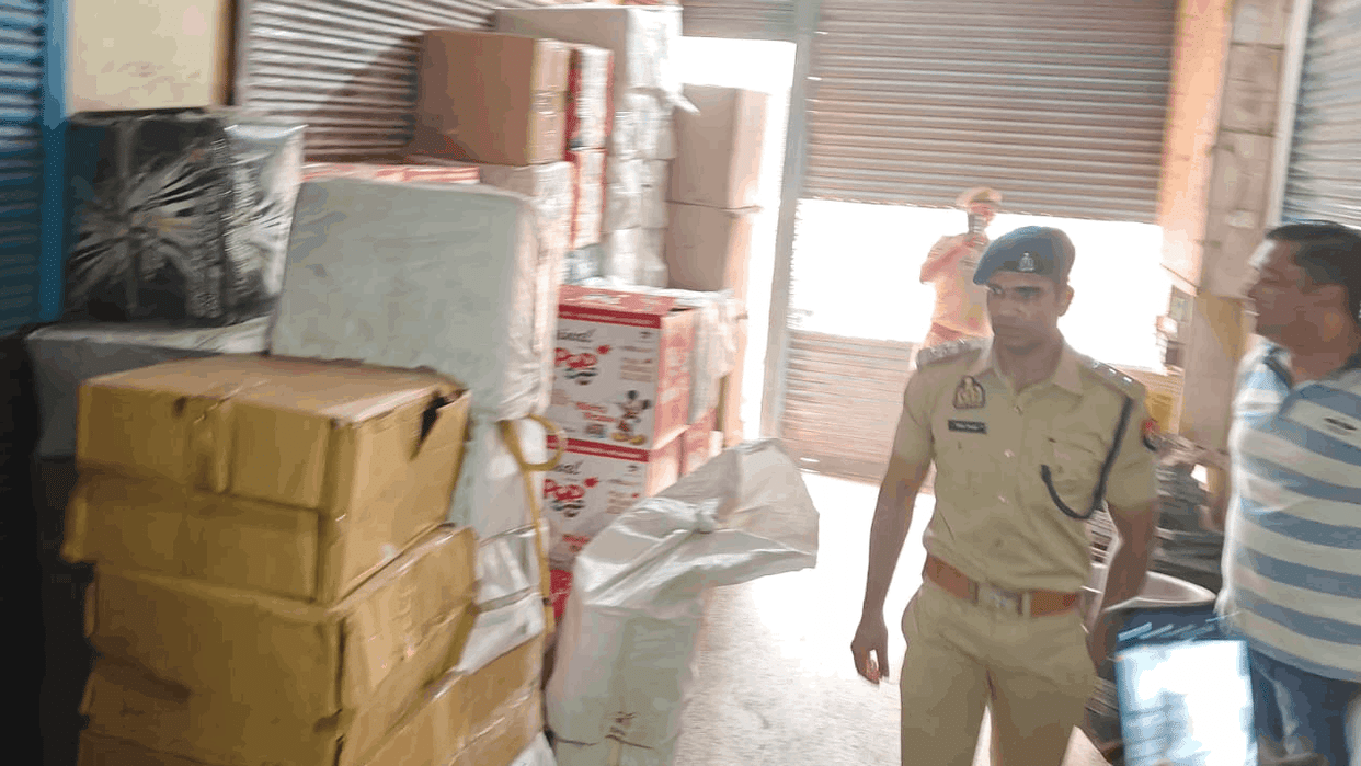 Ghaziabad police conducted raid and recovered illegal firecrackers 50 lakh rupees