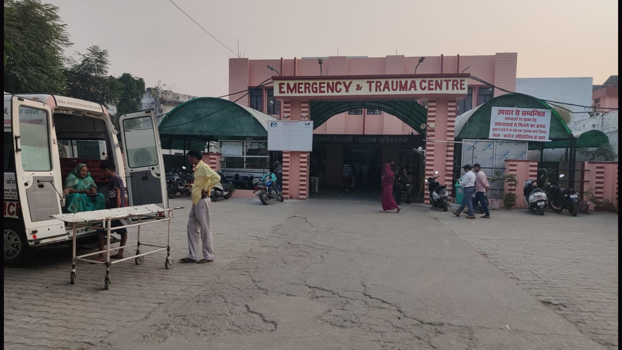 Now buying and selling of patients from ambulances of Bihar is going on in Gorakhpur.
