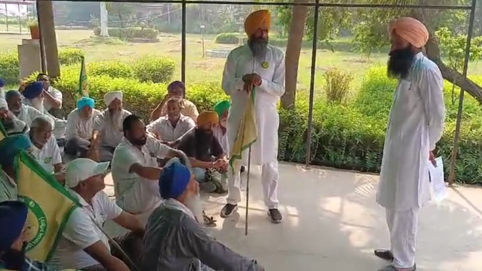 Farmers union comes out in protest against FIR and fines for burning stubble