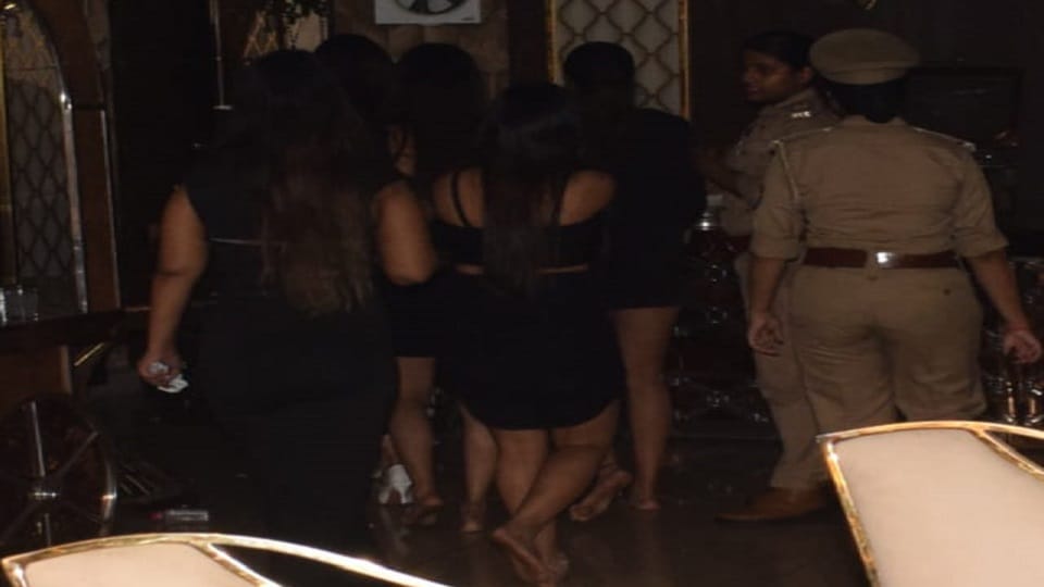Meerut: Girls from Delhi-Mumbai were running a casino, were dancing semi-nude, 21 including six girls arrested