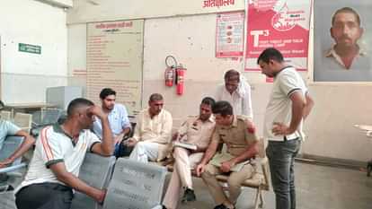 Charkhi Dadri: कार की टक्कर से बैलगाड़ी सवार किसान की मौत, ग्रामीणों ने तीन घंटे लगाया जाम Charkhi Dadri: Bullock cart-riding farmer dies due to car collision, villagers create jam for three hours