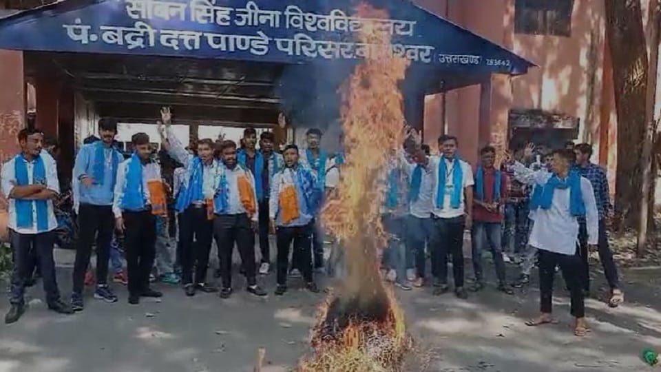 NSUI students created ruckus by climbing on the roof of BD Pandey campus Bageshwar