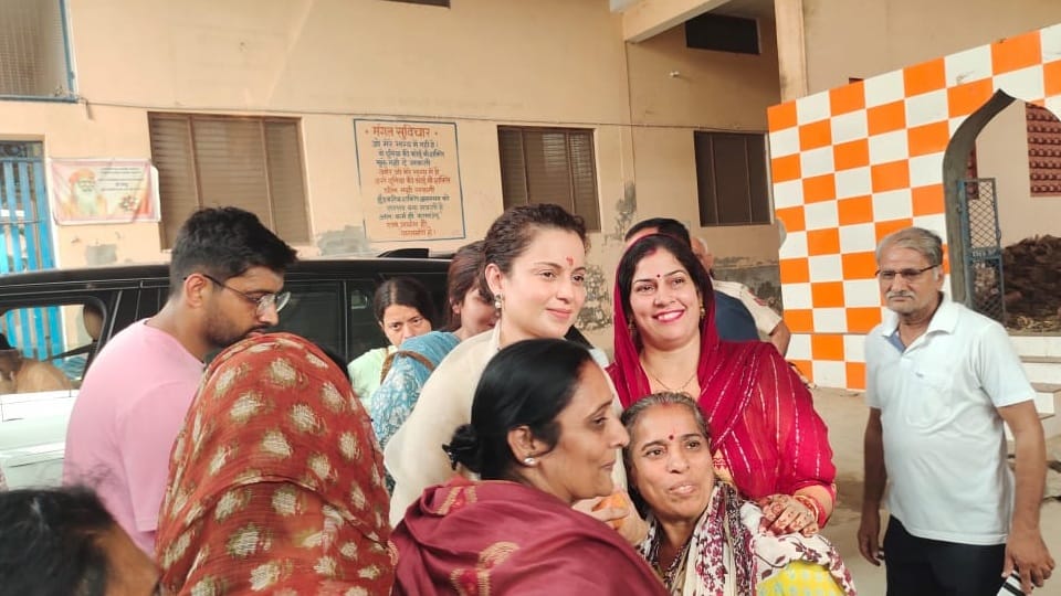 Kangana Ranaut visit in Haryana shopping in Charkhi Dadri took selfies with women