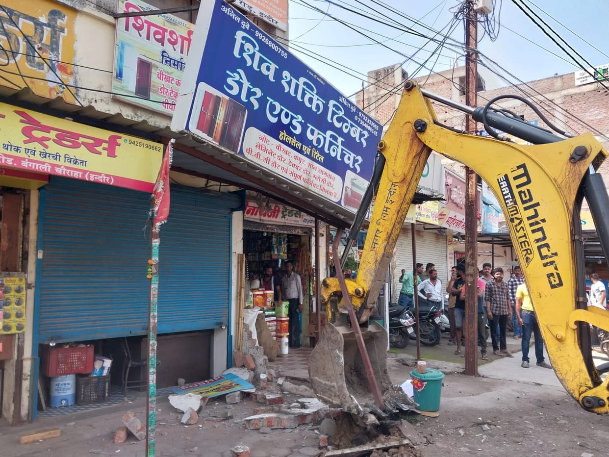 Indore: Bengali Colony-Bicholi Hapsi road will now become visible, more than 50 encroachments removed.