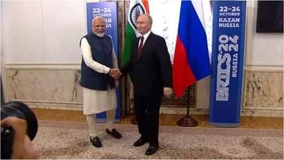 प्रधानमंत्री मोदी का स्वागत करते रूस के राष्ट्रपति व्लादिमीर पुतिन।