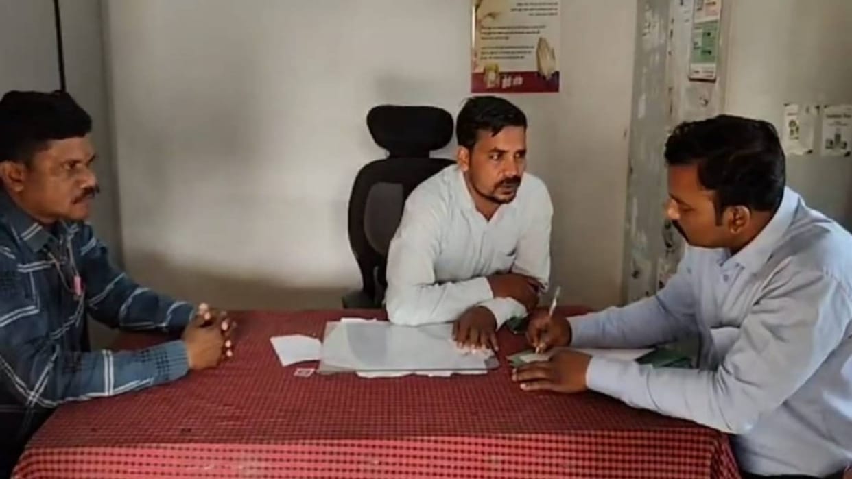 Chhindwara News Veterinary officer was taking a bribe of 20 thousand rupees Lokayukta caught him