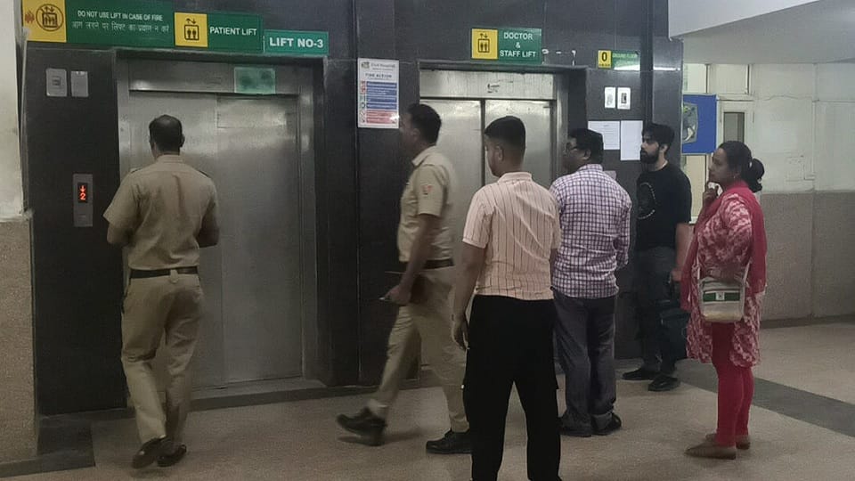 A couple was stuck in the hospital lift for half an hour