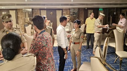 Meerut: Girls from Delhi-Mumbai were running a casino, were dancing semi-nude, 21 including six girls arrested