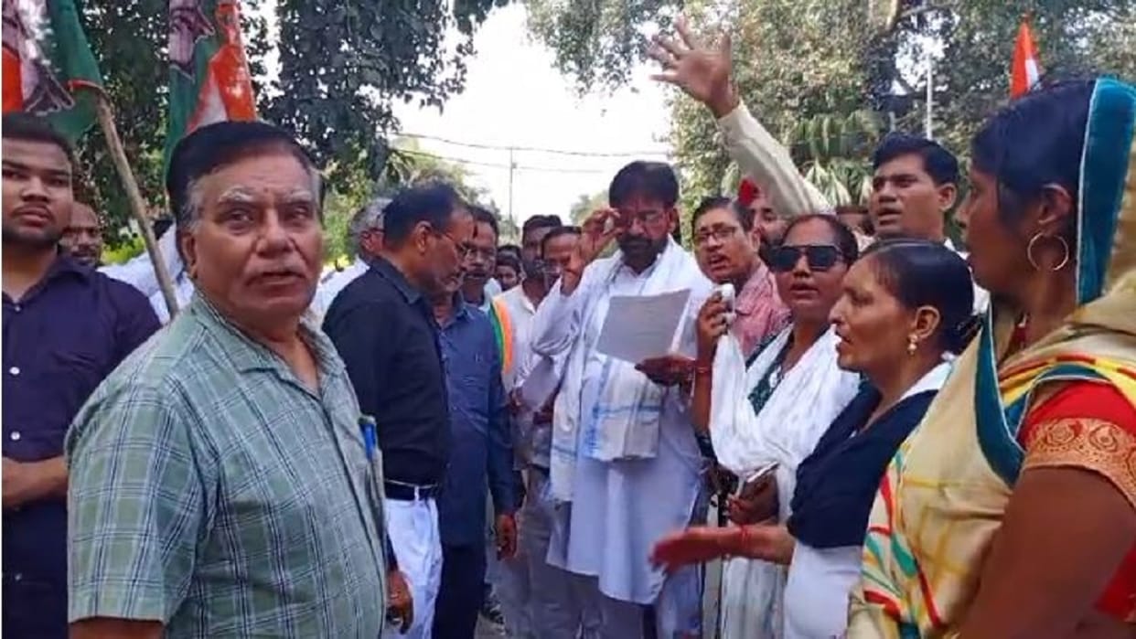 Congress protest against the removal of Babu Sampurnanand name from Varanasi stadium