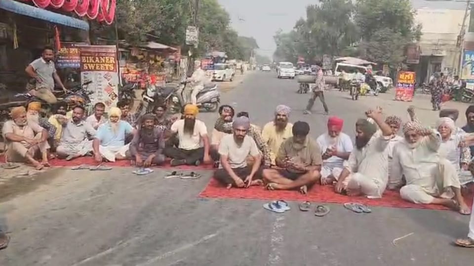 Paddy is not being bought or lifted in Isadu Mandi, farmers blocked road