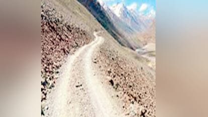 जनजातीय क्षेत्र की सड़क(फाइल)।