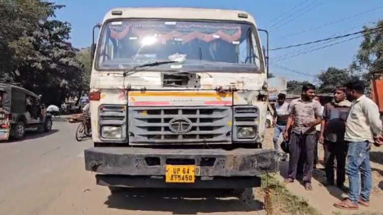 dead body found trailer cabin in sonbhadra Family members allege murder sit police station argue with police