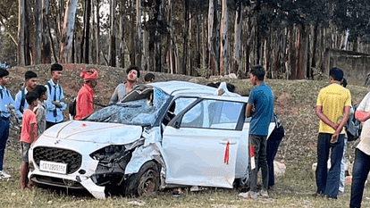 One died in a collision between a car and a bike in Korba