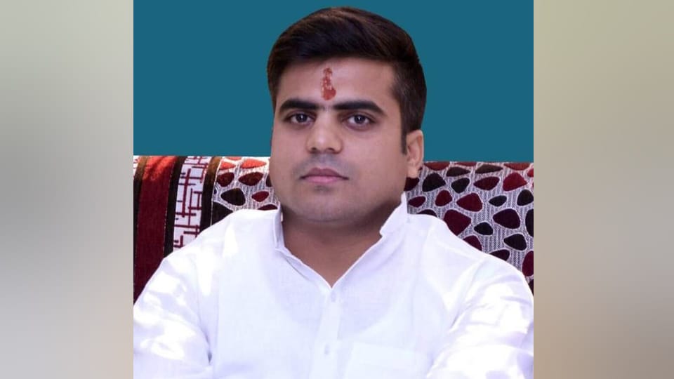 Akhilesh Yadav nephew Tej Pratap has 2.5 kg gold property worth 10.25 crores his wife is also a millionaire