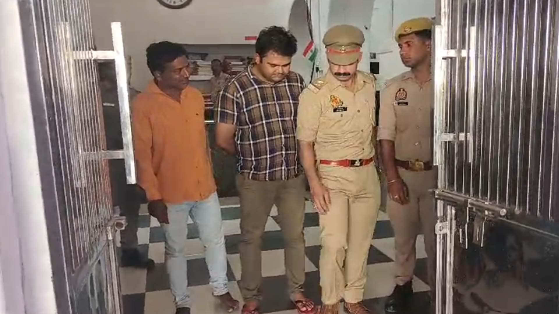 थाने से कोर्ट जाते आरोपी दोनों दरोगा व सभासद पति