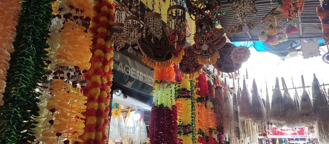 Diwali 2024: The markets of the Dehradun started getting decorated craze for hanging diyas along with the fall