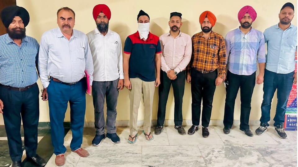 Police constable arrested for taking bribe of two thousand rupees in Batala