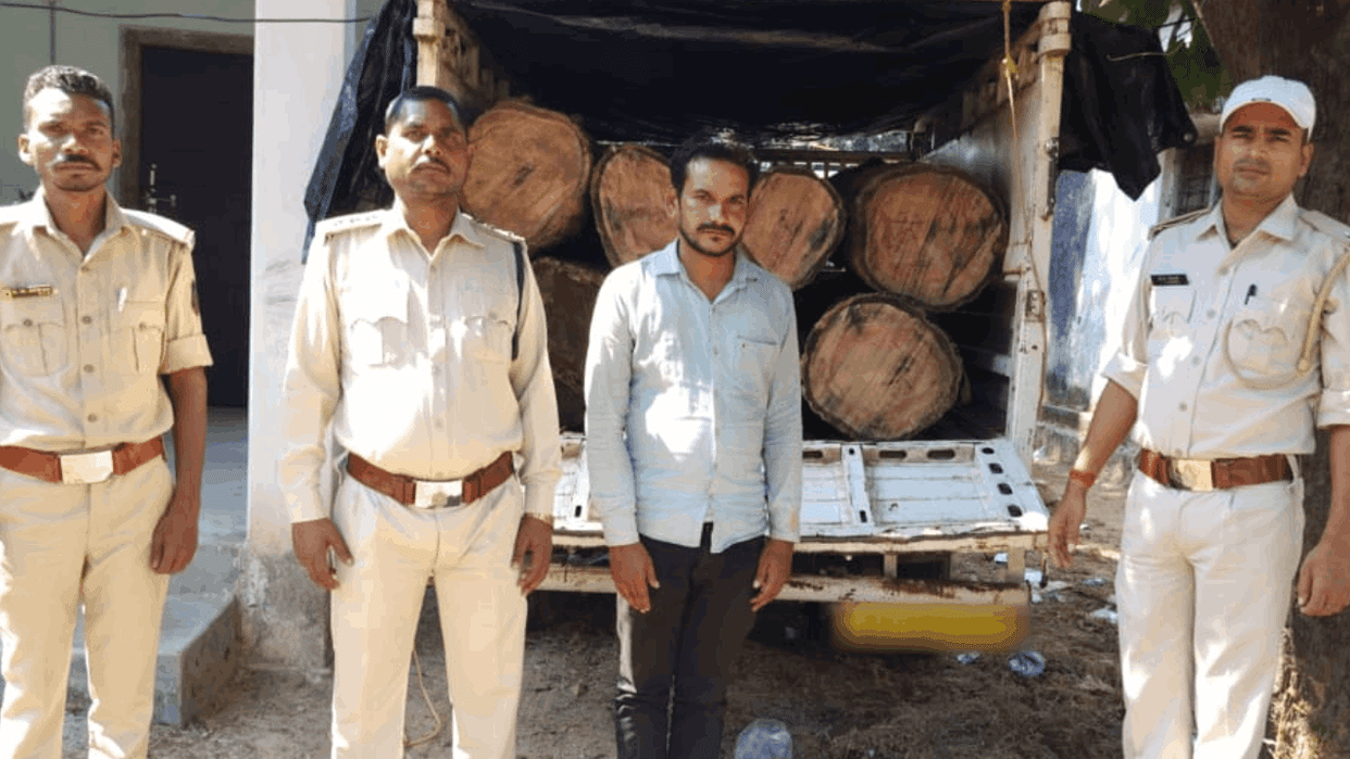 Smugglers reached the forest at midnight pickup vehicle smuggling Balrampur-Ramanujganj