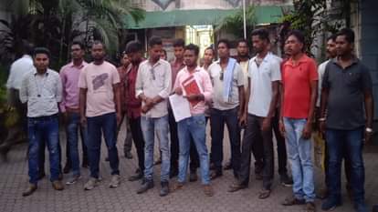 विरोध जताते युवा