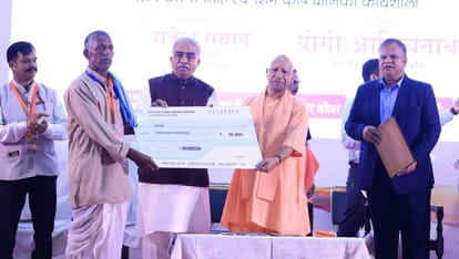 सिल्क एक्सपो 2024: सीएम योगी बोले- यूपी की प्रगति संतोषजनक पर संभावनाओं को देखते हुए ये पर्याप्त नहीं CM Yogi Adityanath inaugrates the Silk Expo in Lucknow.