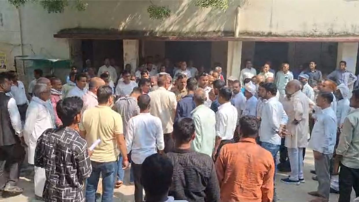 SP leader beats pradhan and his son in Amethi.
