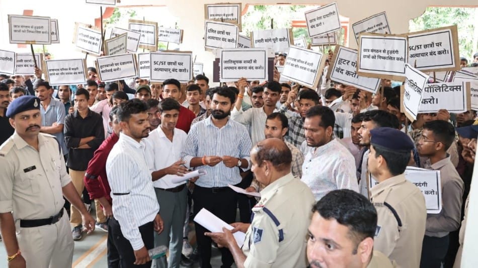 indore news davv abvp hostel students fight police case crime update